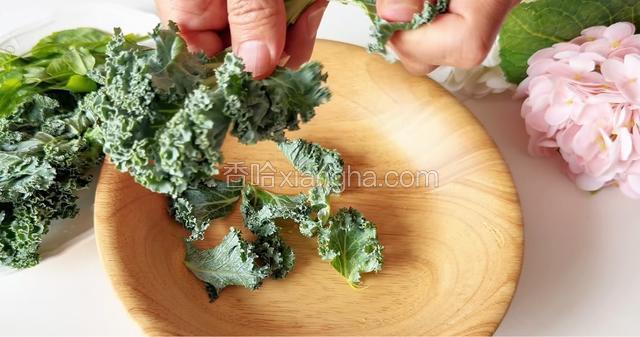 羽衣甘蓝的叶片撕成小朵。