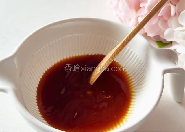 碗中放青芥末、刺身酱油、清水，搅拌均匀做一个料汁。