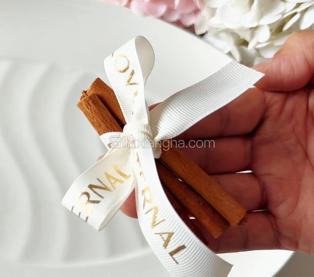 用丝带把肉桂棒扎起来做成一个花束的杆。