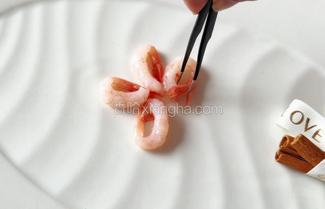 加拿大北极虾生虾放入盘中整理成花朵形状。