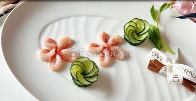 放入用黄瓜做成的花朵，用豆苗和羽衣甘蓝点缀。