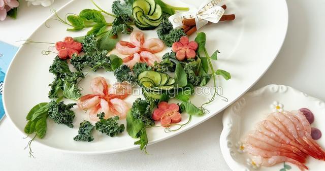 最后再放上用芭乐作的花花，浇一点料汁就完成了。