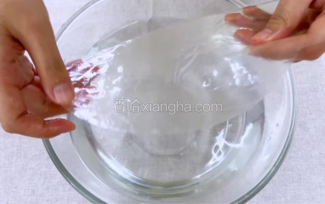 5张越南春卷皮，在水里浸泡5秒钟，放在干净的盘子上。
