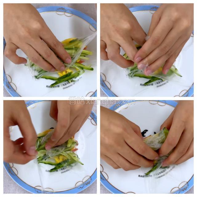 底部折一下，左右各折一下，然后卷起来。