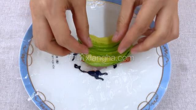 再卷一个：一层北极虾生虾，一层牛油果，一层炒好的黑椒口蘑，然后卷起来。