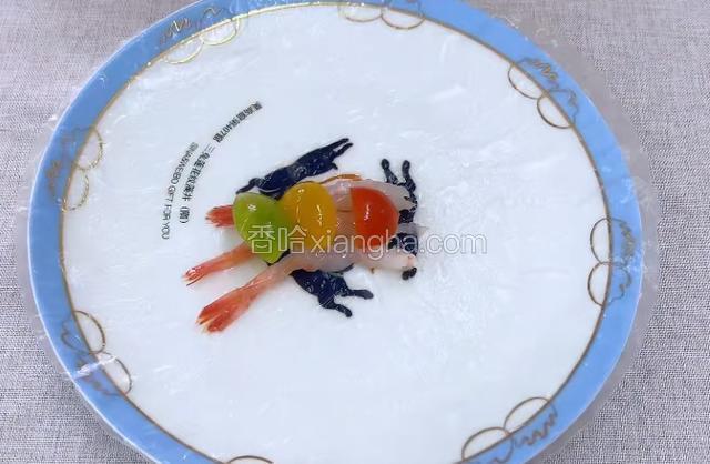 继续卷：一层北极虾生虾，一层小番茄，一层生菜，然后卷起来。