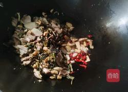 猪肉闷菜干的做法图解3