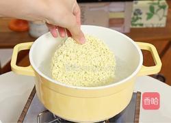 北极虾香辣海鲜拌面的做法图解3