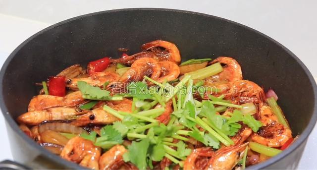 最后放芹菜和干辣椒翻炒，撒上香菜和白芝麻就可以摆盘了。