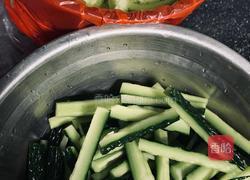 炝拌黄瓜条的做法图解2