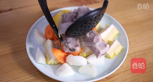 再将排骨放入锅中焯水，约一分钟之后捞出，备用。