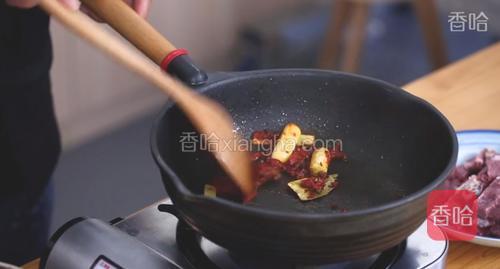 放入番茄酱、香叶、八角、花椒，煸炒。