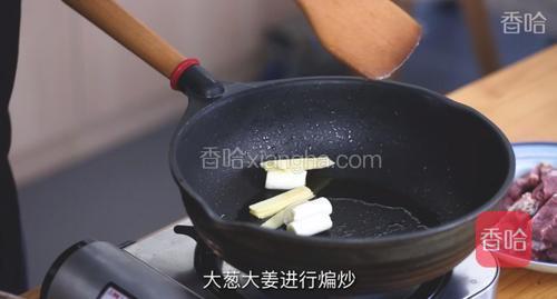 锅中留少许油，放入葱段、姜片，煸香。