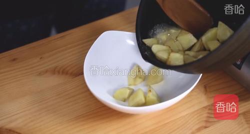 起锅烧油，倒入土豆，煎炸至表皮焦黄，捞出。