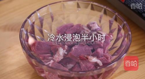 牛腩切块，放冷水浸泡半小时。
