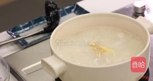 赶紧放入盐、鸡粉、胡椒粉、姜丝，生菜丝，搅拌几下。