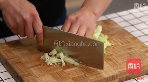 生菜切丝，备用。