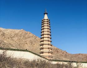 贺兰山拜寺口双塔，距今有1000年的历史。[图]