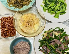 晚餐🥣芥菜，腊肠炒蒜苗，花生米，酸菜，虾皮蒸鸡蛋[图]