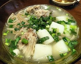 今日早餐：山药猪排汤面，各种寿司和坚果，拌青菜，燕麦草莓粥。[图]