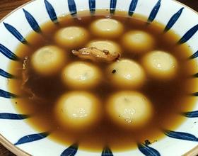 今日早餐：红糖姜水汤圆，鸡蛋培根三文治，各种水果。[图]