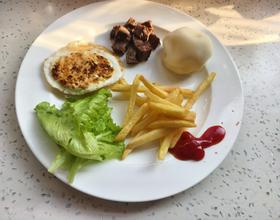 小孩儿吃早饭[图]