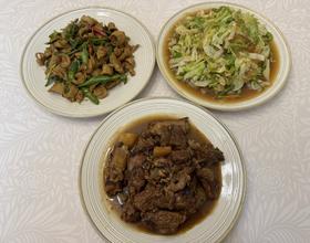 午饭：孜然面筋，包菜炒粉丝，土豆烧排骨，米饭🍚[图]