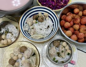 午餐🥣汤粉，凉拌紫甘蓝，习惯焯一下水才敢吃。[图]