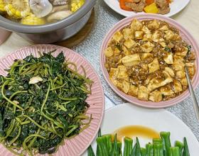 午餐🥣扇骨汤，彩椒炒肉，肉沫豆腐，秋葵[图]