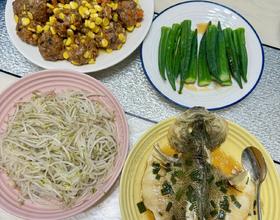 午餐🥣肉丸，豆芽，鲈鱼，秋葵[图]