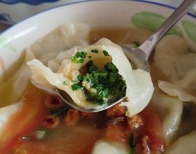 早上包饺子煮了汤饺😍，这边温度低早起零上15度，热热乎乎吃饺子喝热汤，浑身都[图]