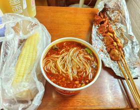 晚餐打卡-酸辣粉，里脊肉串，烤鱿鱼，玉米，茉莉绿茶[图]