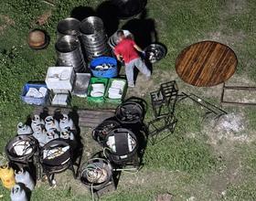 楼下在准备明晚酒席的东西[图]