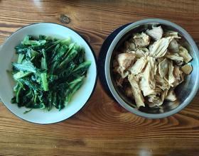 腐竹焖五花肉
爆炒苦麦菜[图]