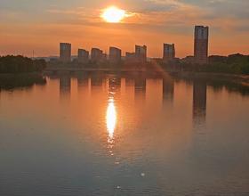 【友友们周末愉快】
东北清晨五点太阳很高了！[图]