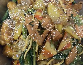 今日份晚饭🥣：孩子牌麻辣香锅，真香！😋[图]